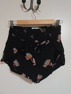 Kimchi Blue Black Floral Tie-Waist Women’s Shorts Size 4